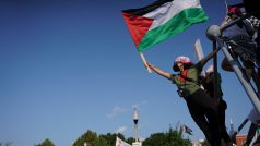 Protestující s palestinskou vlajkou během demonstrace v Chicagu