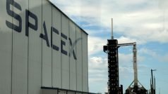 Příprava rakety Falcon 9 na start