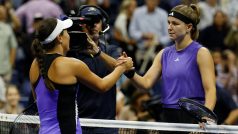 Karolína Muchová gratuluje Američance Jessice Pegulaové k postupu do finále US Open