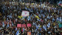 Lidé se účastní demonstrace v Tel Avivu proti vládě izraelského premiéra Benjamina Netanjahua a vyzývají k propuštění rukojmích v Gaze uprostřed konfliktu mezi Izraelem a Hamásem