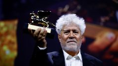 Režisér Pedro Almodovar drží Zlatého lva za nejlepší film za film „The Room Next Door“ během slavnostního zakončení 81. ročníku filmového festivalu v Benátkách