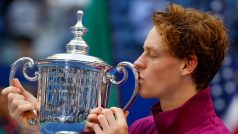 Jannik Sinner s trofejí pro vítěze US Open