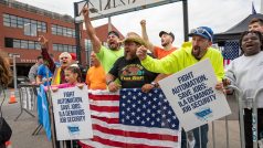 Protestující zaměstnanci kontejnerového terminálu Red Hook v New Yorku