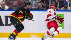 Útočník Vancouveru Canucks Pius Suter (24) během druhé třetiny v Rogers Aréně podrazil útočníka Caroliny Hurricanes Martina Nečase (88)