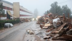 Jednou z priorit armády je kromě pátrání po pohřešovaných také znovuotevření silnic, aby bylo možné dopravovat pomoc