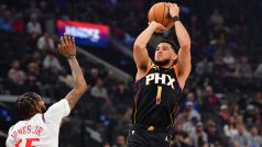 Devin Booker střílí přes bránícího Derricka Jonese Jr.