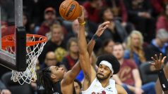 Jarrett Allen z Clevelandu Cavaliers skóruje v zápase s Brooklynem Nets