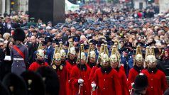 Lidé po celé Británii uctili památku mužů a žen, kteří přišli o život v obou světových válkách