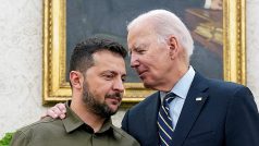 Americký prezident Joe Biden a jeho ukrajinský protějšek Volodymyr Zelenskyj