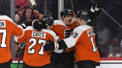 Hokejisté Philadelphia Flyers oslavují gól Ryana Poehlinga