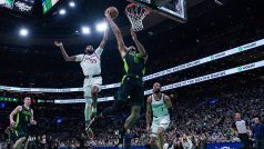 Útočník Boston Celtics Jayson Tatum (0) ve druhé čtvrtině zápasu v TD Garden proti útočníkovi LA Clippers Derricku Jonesovi Jr. (55)