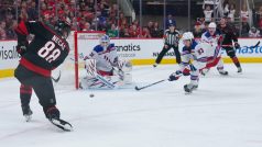 Martin Nečas v dresu Caroliny Hurricanes proti New York Rangers