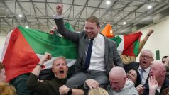 Donnchadh O Laoghaire slaví zvolení za stranu Cork South-Central v klubu Nemo Rangers GAA v Corku