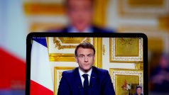 Francouzský prezident Emmanuel Macron na obrazovce při svém televizním projevu k národu poté, co byla v parlamentu svržena vláda premiéra Michela Barniera při hlasování o nedůvěře, Paříž, Francie, 5. prosince 2024