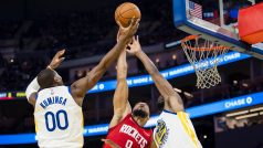 Basketbalisté Golden State v NBA utnuli sérii pěti porážek, když i bez své hvězdy Stephena Curryho zdolali doma Houston 99:93