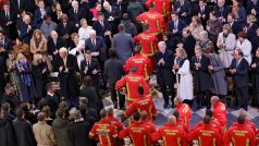 Ceremoniálu se zúčastnili i hasiči, kteří v roce 2019 zachraňovali hořící katedrálu