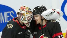 Brankář Ottawy Senators Linus Ullmark (35) a pravé křídlo Drake Batherson (19) se radují z výhry nad Anaheimem Ducks