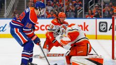 Brankář Anaheimu Lukáš Dostál v akci při zápase NHL proti Edmontonu