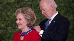 Americký prezident Joe Biden ocenil medailí svobody i bývalou ministryni zahraničí Spojených států Hillary Clintonovou