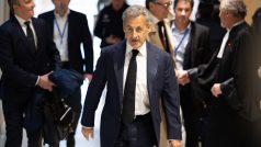 Bývalý francouzský prezident Nicolas Sarkozy při příchodu do soudní sítě