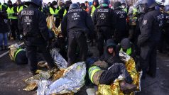 Střet policie a protestujících, kteří blokují cestu