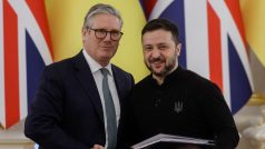 Britský premiér Keir Starmer a Ukrajinský prezident Volodymyr Zelenskyj v Kyjevě po podpisu smlouvy o stoletém partnerství (16. ledna 2025)