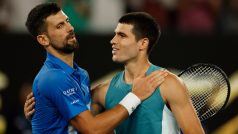 Srbský tenista Novak Djoković postoupil po výhře nad Španělem Carlosem Alcarazem 4:6, 6:4, 6:3, 6:4 do semifinále Australian Open