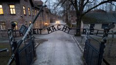 Pohled z dronu na bránu &quot;Arbeit macht frei&quot; (Práce osvobozuje) na místě bývalého nacistického koncentračního a vyhlazovacího tábora Osvětim