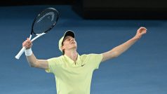 Italský tenista Jannik Sinner obhájil titul ve dvouhře na Australian Open. První hráč světa porazil ve finále v Melbourne světovou dvojku Alexandera Zvereva z Německa 6:3, 7:6, 6:3