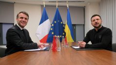 Francouzský prezident Emmanuel Macron (vlevo) a jeho ukrajinský protějšek Volodymyr Zelenskyj