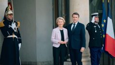 Francouzský prezident Emmanuel Macron vítá v Elysejském paláci šéfku Evropské komise Ursulu von der Leyenovou