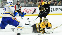 Golman Boston Bruins Joonas Korpisalo vychytal střelu Peytona Krebse z Buffalo Sabres v prodloužení (18. března 2025)