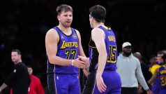 Luka Dončić a Austin Reaves v zápase Los Angeles Lakers