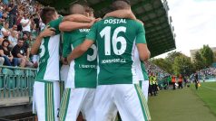 Fotbalisté Bohemians se radují z výhry.