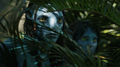 Lo&#039;ak (Britain Dalton) a Kiri (Sigourney Weaver) ve snímku Avatar: The Way of Water