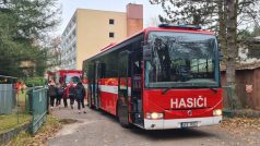 Hasiči evakuovali 53 osob z budovy střední školy v Kladrubech nad Labem. V šatnách byla dráždivá látka, která vyvolávala u studentů kašel