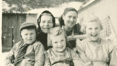 Babička a maminka Marie Pixové a děti po vystěhování 1955