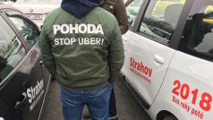 Nejčastějším heslem protestujících taxikářů je &quot;Stop Uber!&quot;