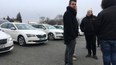 Taxikáři se připravují na protestní jízdu Prahou.