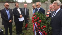 Generální konzul Ruské federace v Karlových Varech Michail Ledeňov (vlevo) a 1. tajemník ruského velvyslanectví položili k hrobům věnec