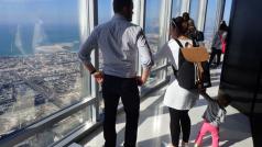 Návštěva vyhlídkového patra na mrakodrapu Burdž Chalífa patří k turistickým lákadlům Dubaje