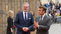 Francouzský prezident Emmanuel Macron přijel na první setkání Evropského politického společenství, jehož vznik inicioval, mezi posledními. Přivátahl ho premiér Petr Fiala (ODS).