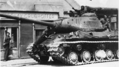 Sovětský tank IS-2 během postupu v květnu 1945 v Čechách