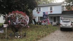 Dům šéfa republikánů v Erie zdobí jak volební, tak i haloweenské dekorace