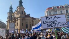 Protiputinovští protestující u kostela sv. Mikuláše na Staroměstském náměstí