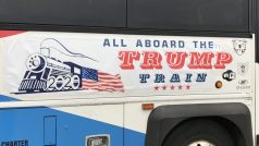 Autobusy z parkoviště odjíždějí plné a vozí tisíce Trumpových příznivců přímo do hlediště na zdejším letišti vzdáleném asi pět kilometrů