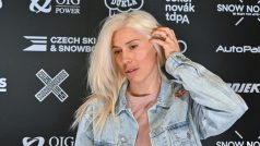Eva Adamczyková a une nouvelle couleur de cheveux