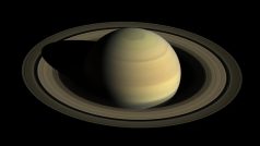 Snímek z dubna 2016, kdy sonda Cassini skenovala Saturn a jeho prstence. Pořídila při tom tři sady červených, zelených a modrých snímků