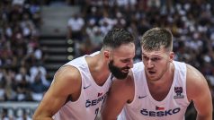 Čeští basketbaloví reprezentanti Vojtěch Hruban (vlevo) a Martin Peterka (vpravo)