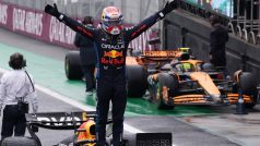 Max Verstappen slaví výhru ve Velké ceně Sao Paula